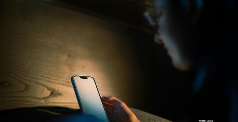 Feature and Cover Americans are ‘Doomscrolling’ at Bedtime Prioritizing Screen Time Over Sleep