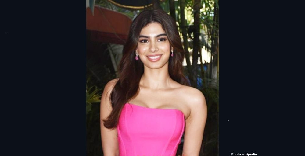 Photo Khushi Kapoor Shines as Showstopper for Aisha Rao's 'Inter Hana' Collection at Lakme Fashion Week