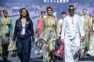 Photo Nimrat Kaur Shines as Showstopper at Lakme Fashion Week x FDCI Emphasizing Authenticity in Fashion (2)