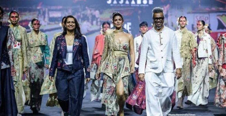 Photo Nimrat Kaur Shines as Showstopper at Lakme Fashion Week x FDCI Emphasizing Authenticity in Fashion (2)