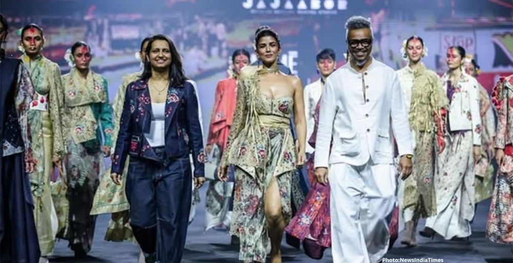 Photo Nimrat Kaur Shines as Showstopper at Lakme Fashion Week x FDCI Emphasizing Authenticity in Fashion (2)