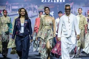 Photo Nimrat Kaur Shines as Showstopper at Lakme Fashion Week x FDCI Emphasizing Authenticity in Fashion
