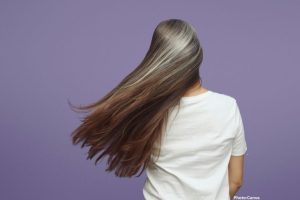 Photo The Evolving Perception of Gray Hair Among Women A Balancing Act Between Aging and Societal Expectations